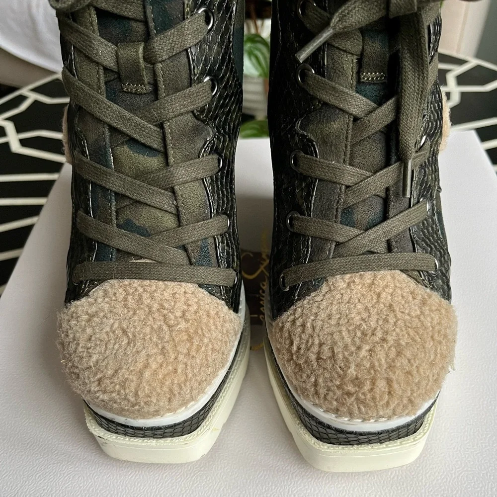 JESSICA SIMPSON Women's Meliney Cozy Lug Sole Wedge Sneaker Booties